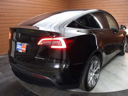 Used 2022 Tesla Model Y Long Range image 5