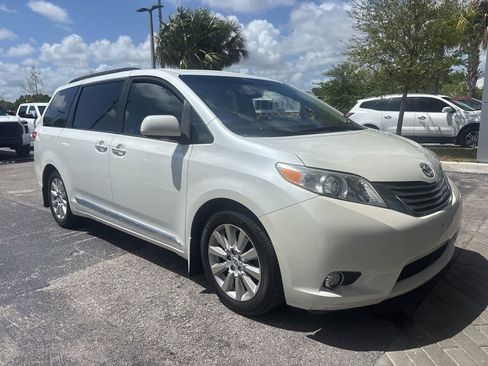 Used 2012 Toyota Sienna Limited w/ Premium Pkg image 2