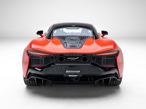 Used 2024 McLaren Artura RWD image 5