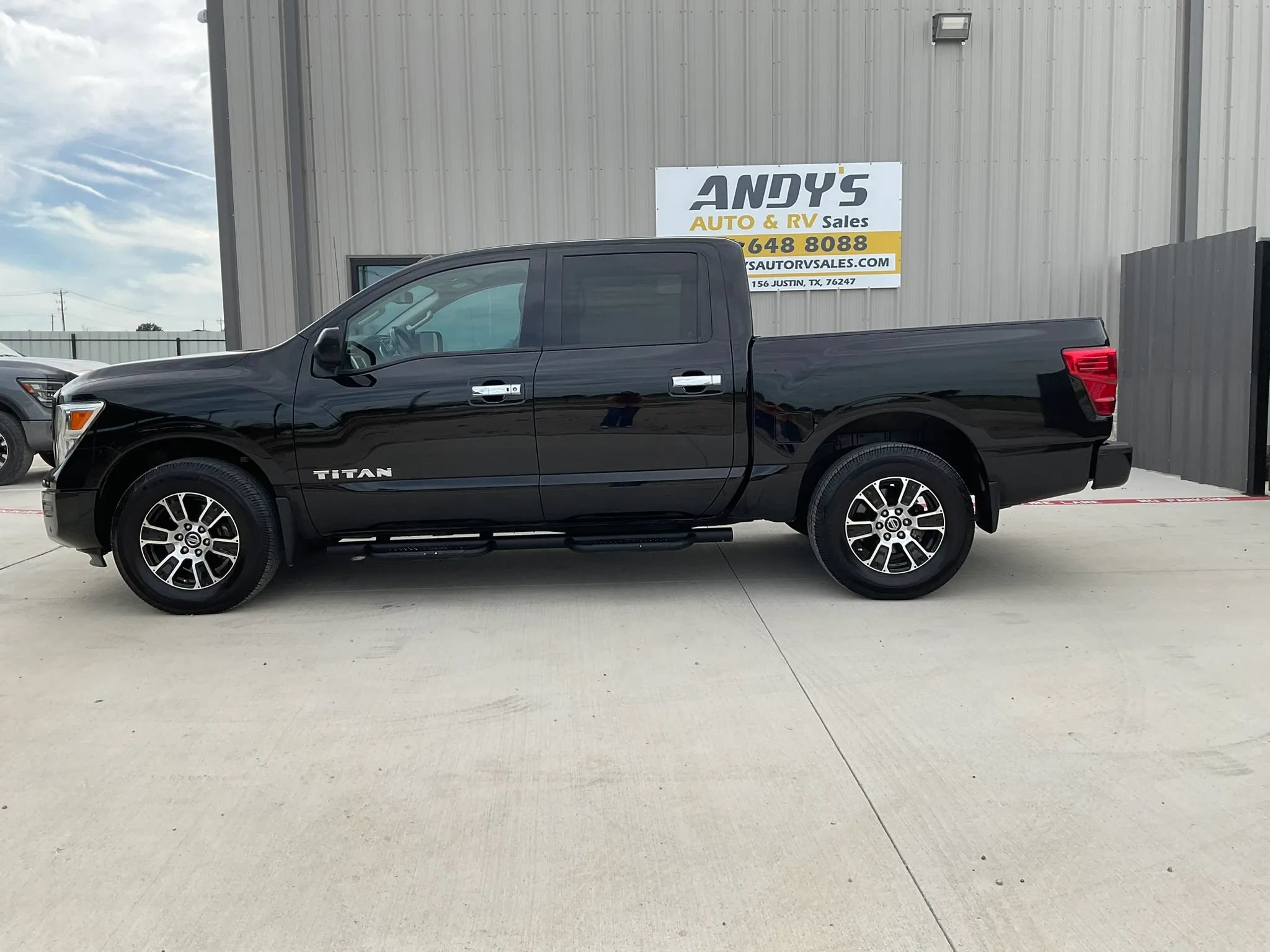 Used 2021 Nissan Titan SV w/ SV Convenience Package AWD/4WD image 5