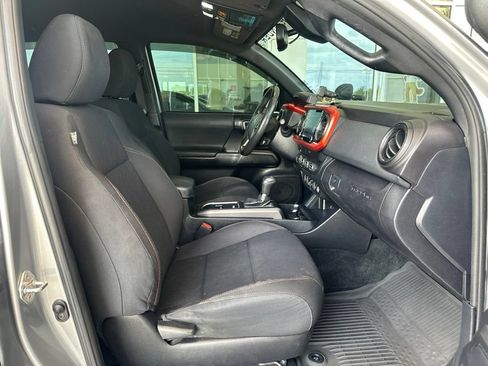 Used 2020 Toyota Tacoma TRD Sport AWD/4WD image 14