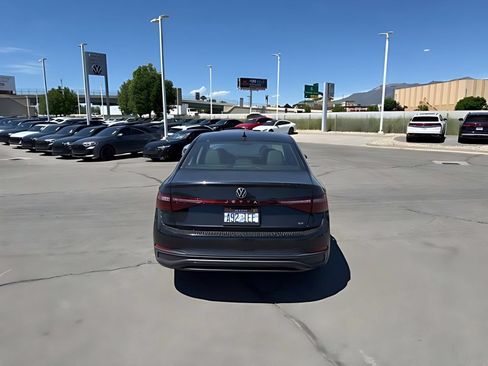 Used 2025 Volkswagen Jetta SE w/ Sunroof Package FWD image 4