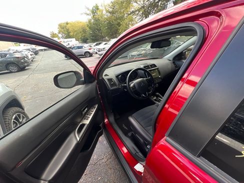 Used 2025 Mitsubishi Outlander Sport SE AWD/4WD image 2