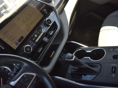 Used 2023 Toyota Highlander L image 25
