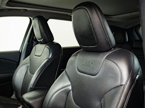 Used 2019 Jeep Cherokee Limited image 21