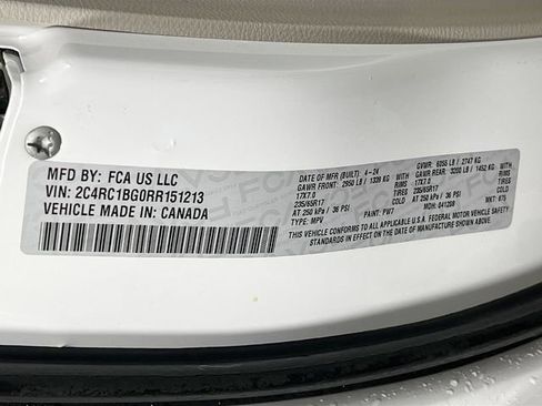 Used 2024 Chrysler Pacifica Touring-L image 11