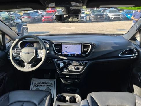 Used 2026 Chrysler Pacifica Select FWD image 15