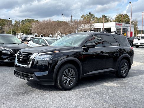 Used 2025 Nissan Pathfinder SV w/ SV Premium Package image 3