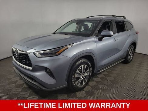 Used 2021 Toyota Highlander XLE FWD image 3