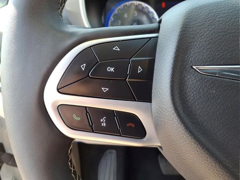 Used 2024 Chrysler Pacifica Touring-L FWD image 24