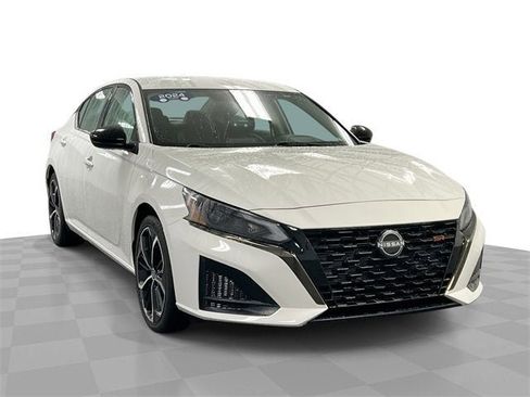 Used 2024 Nissan Altima 2.5 SR image 1