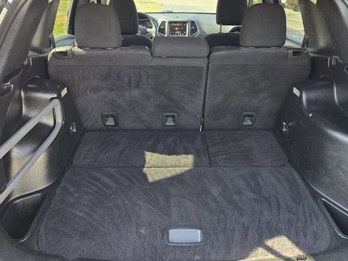 Used 2017 Jeep Cherokee Latitude w/ Cold Weather Group image 12