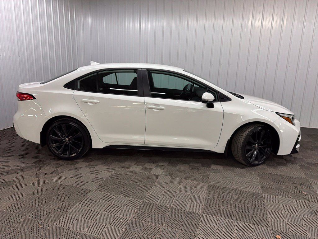Used 2024 Toyota Corolla SE FWD image 2