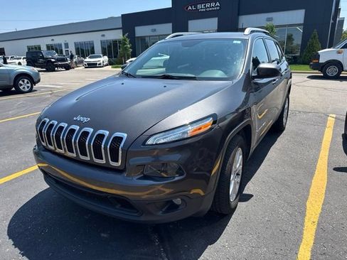 Used 2017 Jeep Cherokee Latitude w/ Comfort/Convenience Group FWD image 2