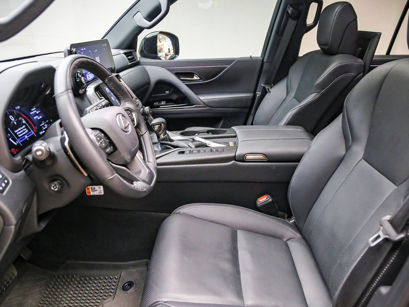 Used 2025 Lexus LX 600 4WD w/ Appearance Package image 17