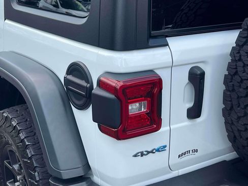 Used 2024 Jeep Wrangler Unlimited AWD/4WD image 9