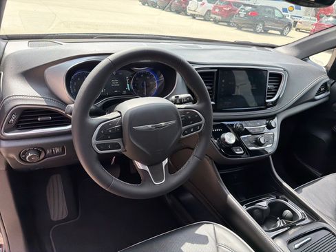 Used 2026 Chrysler Pacifica Limited image 14