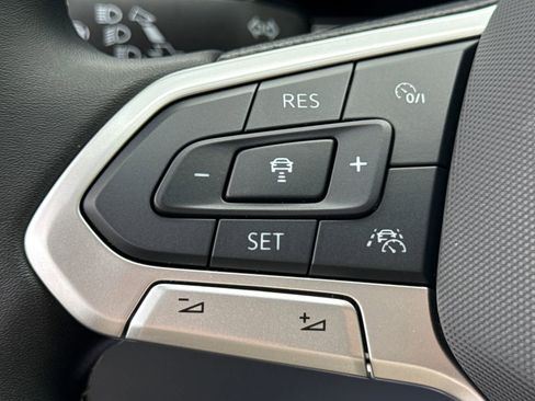 Certified 2024 Volkswagen Taos SE image 15