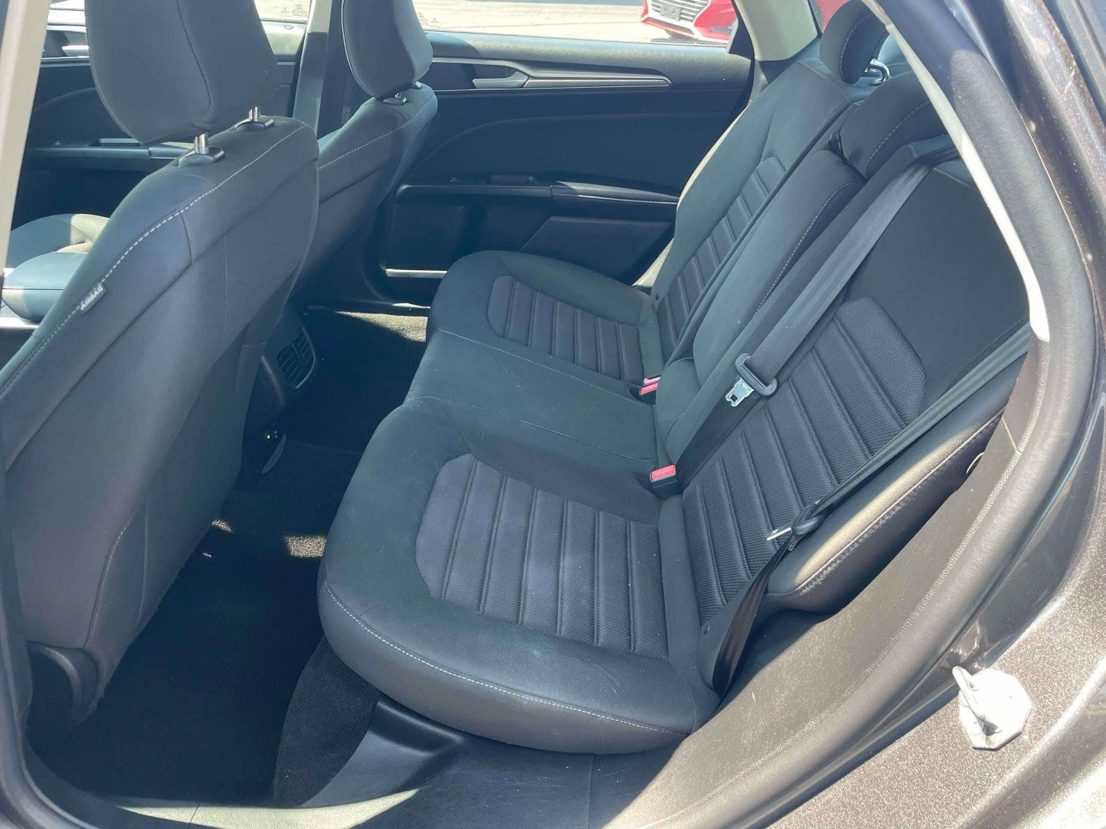 Used 2020 Ford Fusion SE FWD image 15
