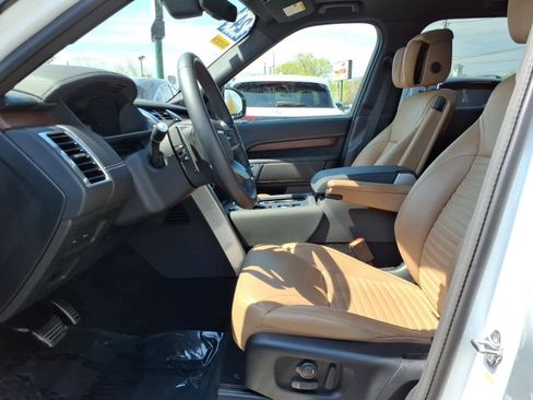 Used 2024 Land Rover Discovery Dynamic SE AWD/4WD image 11