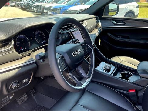 New 2025 Jeep Grand Cherokee Limited image 17