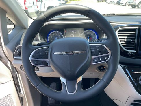 Used 2024 Chrysler Pacifica Touring-L FWD image 26