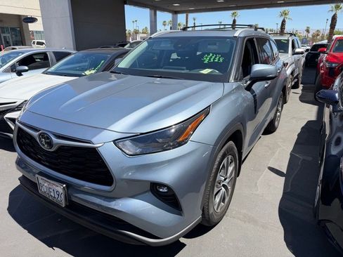 Used 2022 Toyota Highlander XLE AWD/4WD image 1