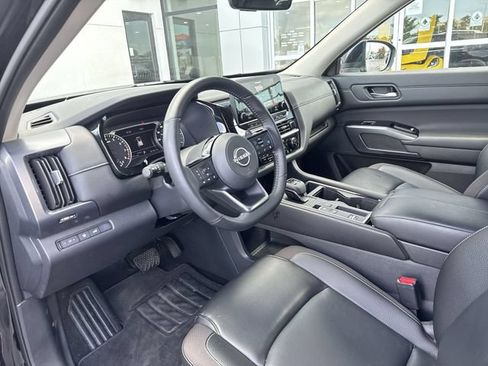 Used 2025 Nissan Pathfinder SL FWD image 11