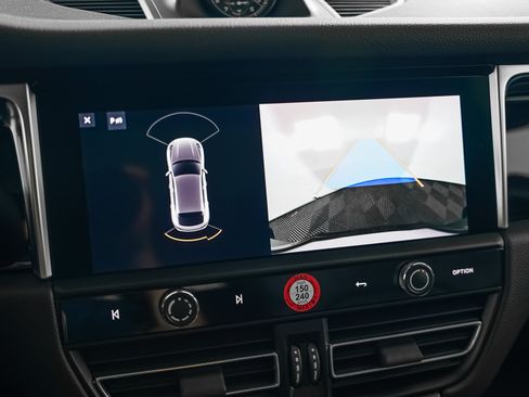 Certified 2023 Porsche Macan AWD/4WD image 22