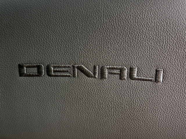 Used 2021 GMC Acadia Denali w/ Denali Technology Package FWD image 10