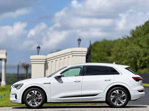 Used 2022 Audi e-tron Premium AWD/4WD image 7