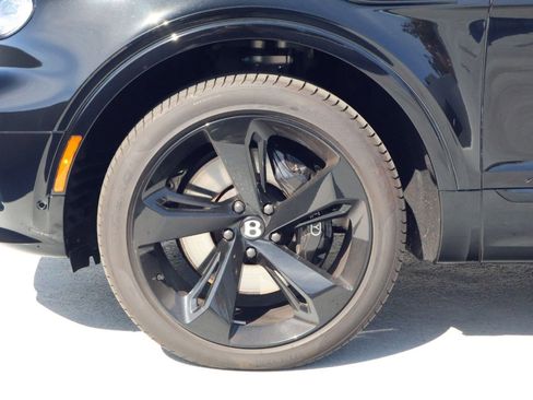 Used 2025 Bentley Bentayga image 14