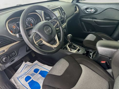 Used 2016 Jeep Cherokee Sport FWD image 11