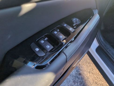 Used 2023 Kia Sportage EX image 15