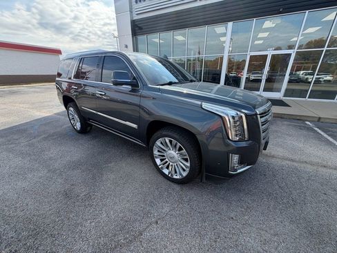 Used 2019 Cadillac Escalade Platinum image 2