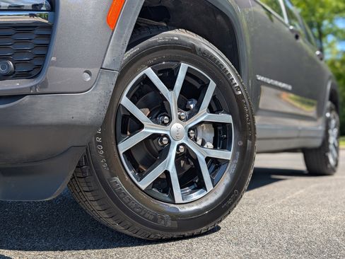 Used 2024 Jeep Grand Cherokee Limited w/ Luxury Tech Group II image 37