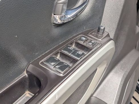 Used 2021 Nissan Titan SV w/ SV Convenience Package RWD image 16