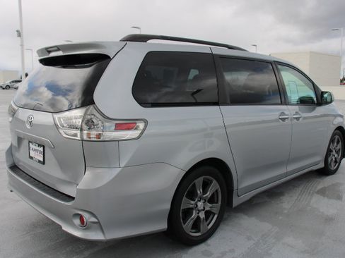 Used 2017 Toyota Sienna SE Premium image 3