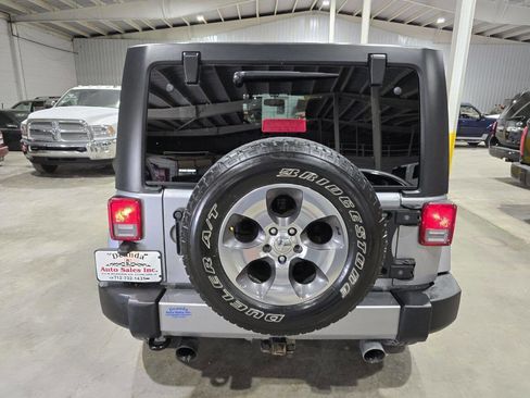 Used 2017 Jeep Wrangler Unlimited Sahara w/ Connectivity Group image 9