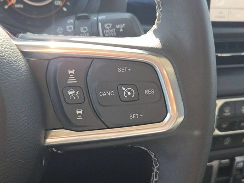 Used 2025 Jeep Wrangler Unlimited Sahara AWD/4WD image 19