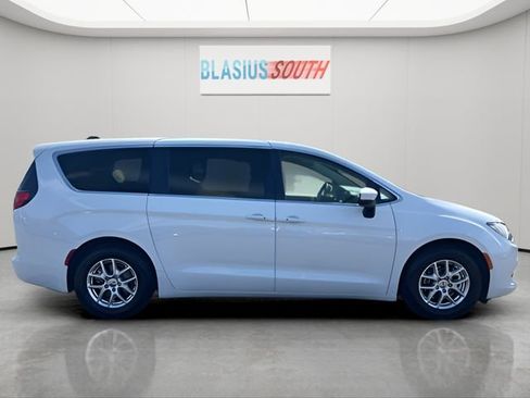 Used 2022 Chrysler Voyager LX FWD image 2