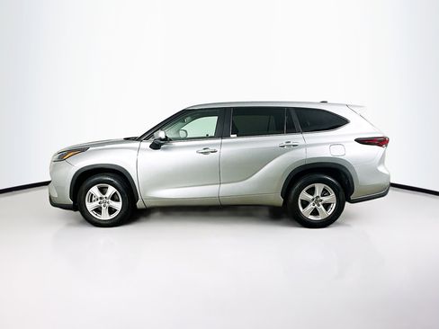 Used 2025 Toyota Highlander LE image 4