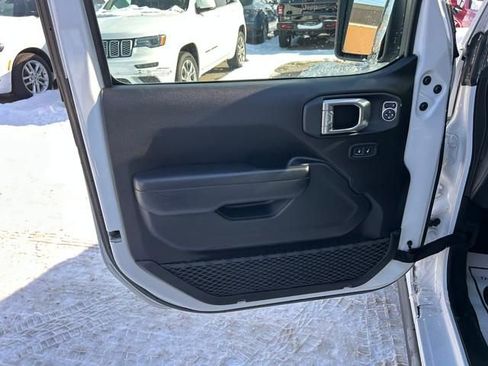 Used 2021 Jeep Gladiator Willys image 9