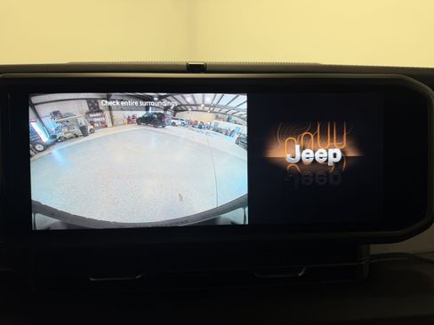 Used 2025 Jeep Wrangler Unlimited Sahara w/ Safety Group AWD/4WD image 9