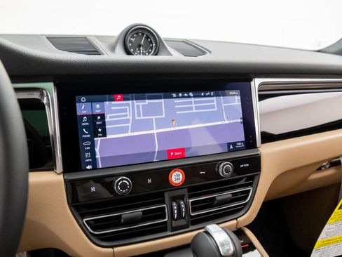 Certified 2026 Porsche Macan AWD/4WD image 23