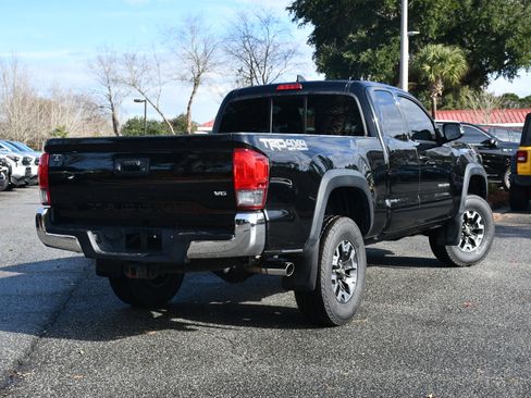 Used 2017 Toyota Tacoma TRD Off-Road image 6