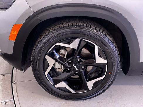 Certified 2025 Kia Seltos EX w/ EX Sunroof Package FWD image 12