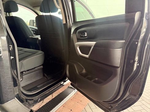 Used 2019 Nissan Titan SV w/ SV Convenience Package image 34