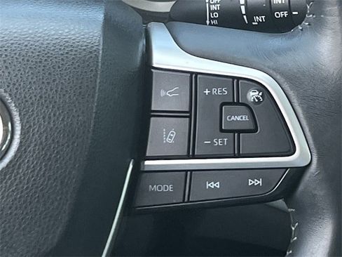 Used 2024 Toyota Highlander XLE image 14