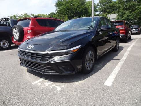 Used 2024 Hyundai Elantra SEL FWD image 1